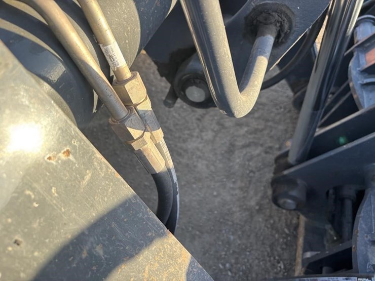 2020-deere-210l-image-16