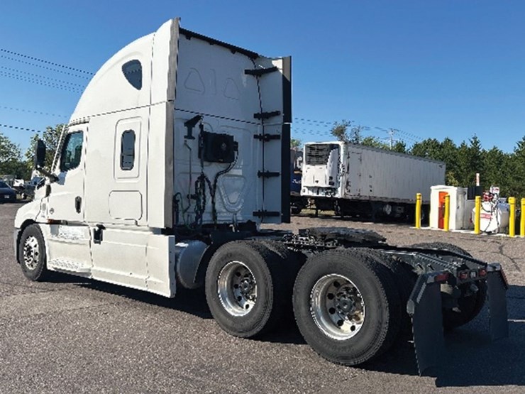2022-freightliner-cascadia-126-image-2