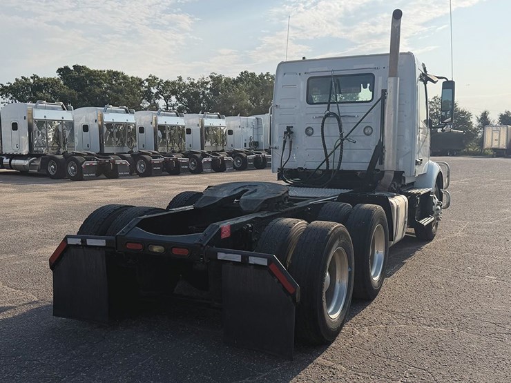 2020-volvo-vnr300-image-2