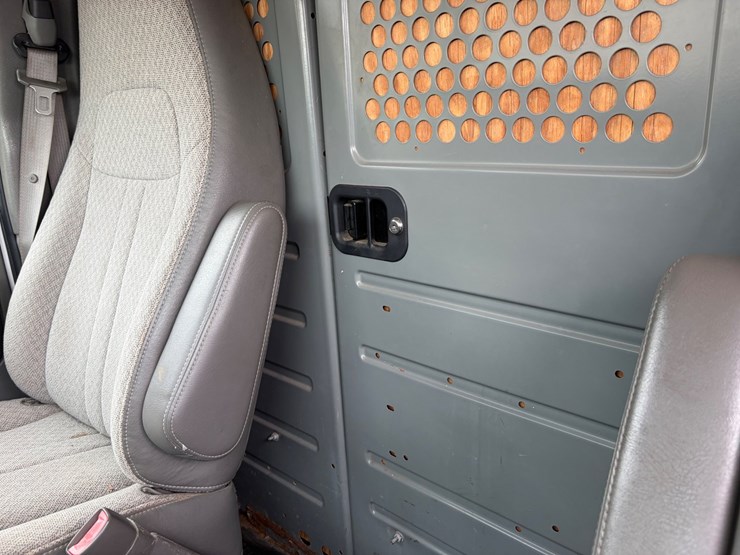 #8371-•-2011-chevrolet-cargo-van-(has-wi-title)-image-12