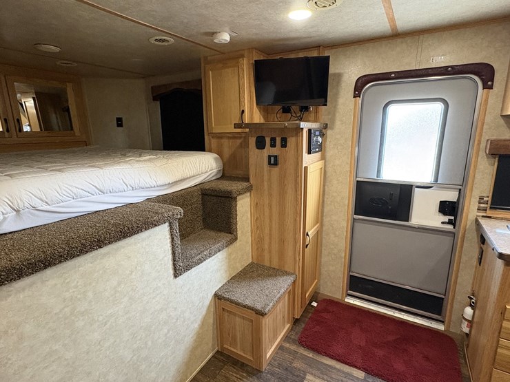 2018-bison-8011ldstlt-stock-combo-living-quarters-trailer-image-51