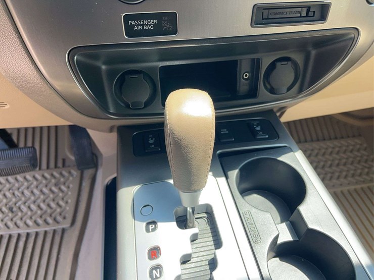 2011-nissan-armada-image-13