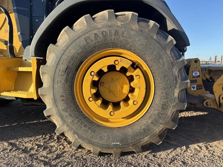 2020-deere-210l-image-31