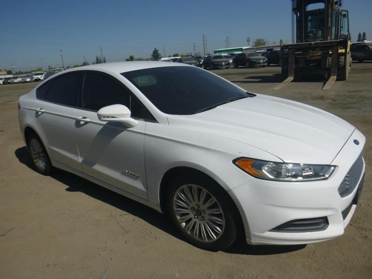 2014-ford-fusion-sedan-image-2