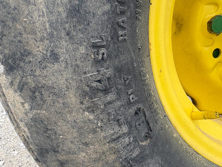 john-deere-235-image-10