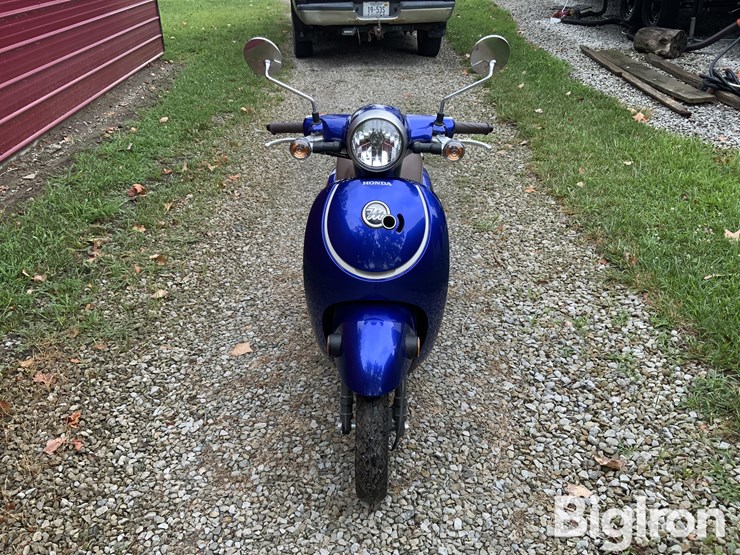 2024-honda-metropolitan-ncw50-scooter-image-2