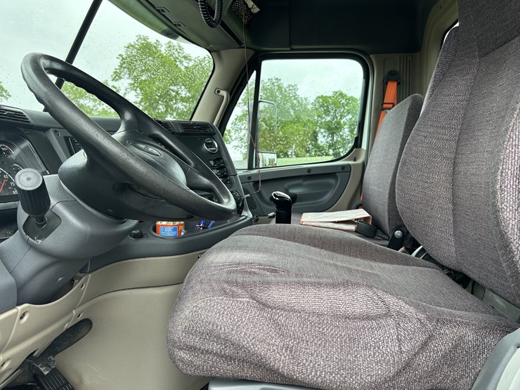 2016-freightliner-cascadia-image-13
