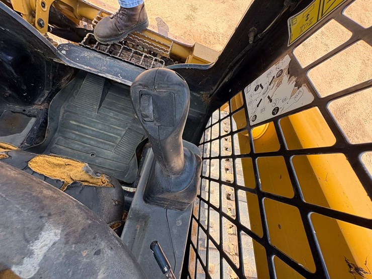 2020-caterpillar-299d3-image-13