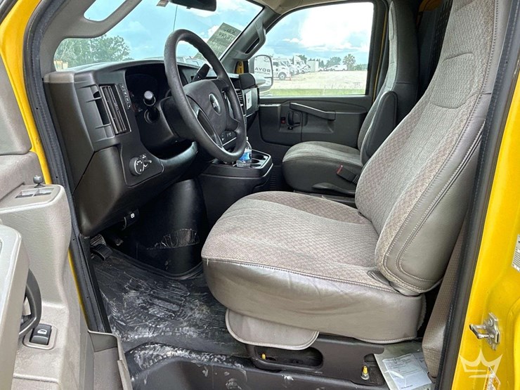 2022-chevrolet-express-2500-image-14