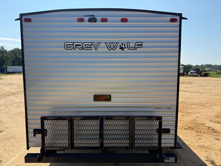 2022-grey-wolf-bumper-pull-camper-image-6