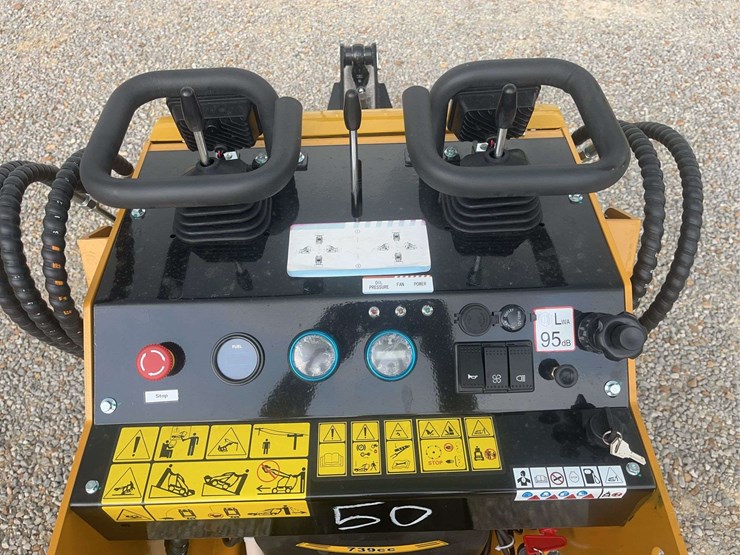 agt-compact-track-loader-image-9