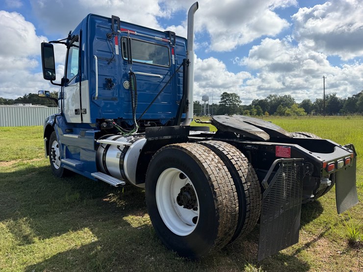2016-volvo-vnl42t300-image-3
