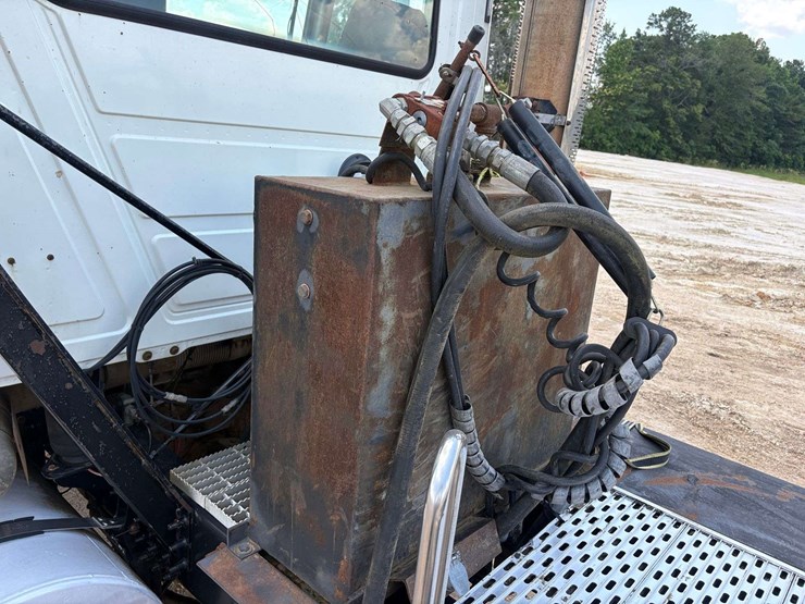 2005-mack-chn613-image-22