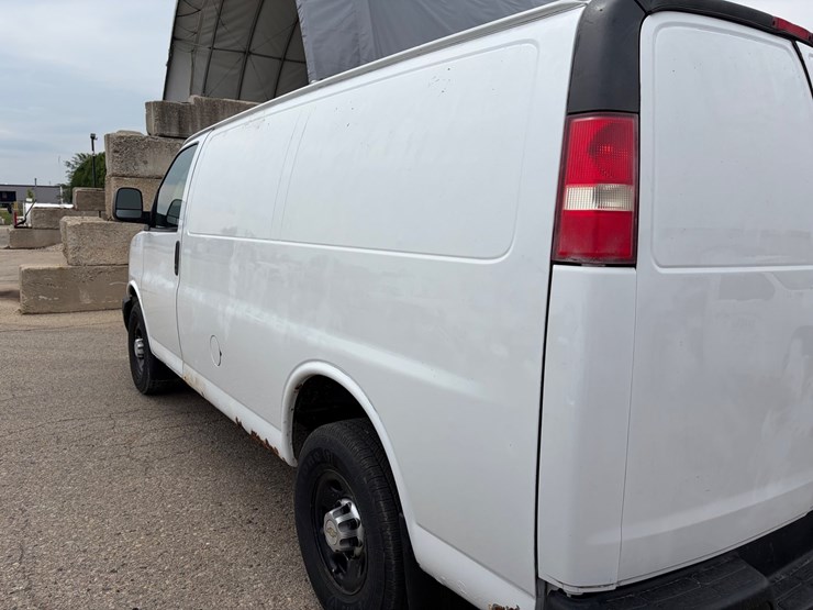 #8371-•-2011-chevrolet-cargo-van-(has-wi-title)-image-6