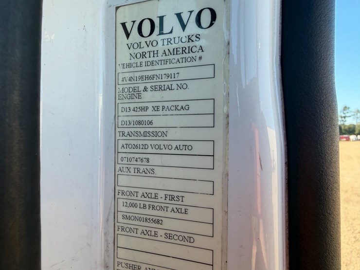 2015-volvo-vnl42t300-image-11