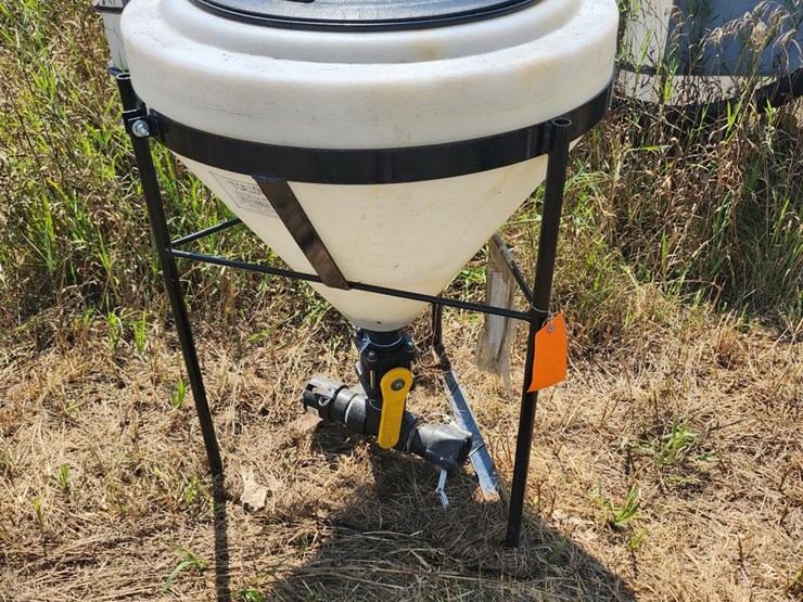 #2823-•-norwesco-15-gallon-inductor-tank-with-stand-image-1