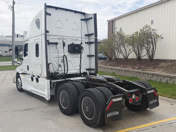 2023-freightliner-cascadia-126-image-3