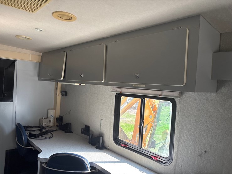 #113-•-2005-winabago-wfg38s-&-32-025-14-awning-image-21