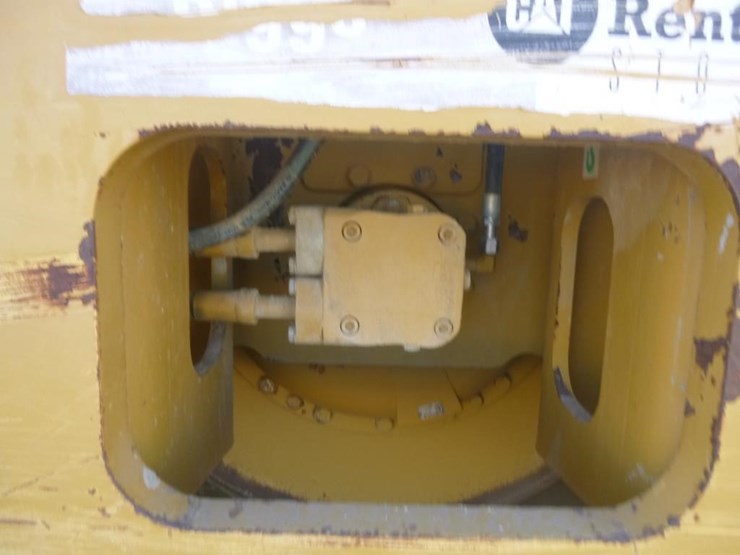 2011-caterpillar-cp56-image-19