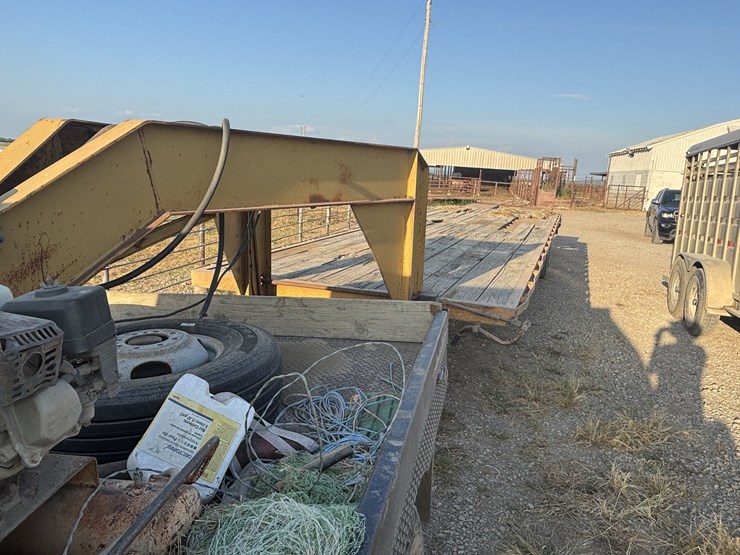 2001-haybuster-32'+5-tandem-dual-gooseneck-flatbed-trailer-image-1