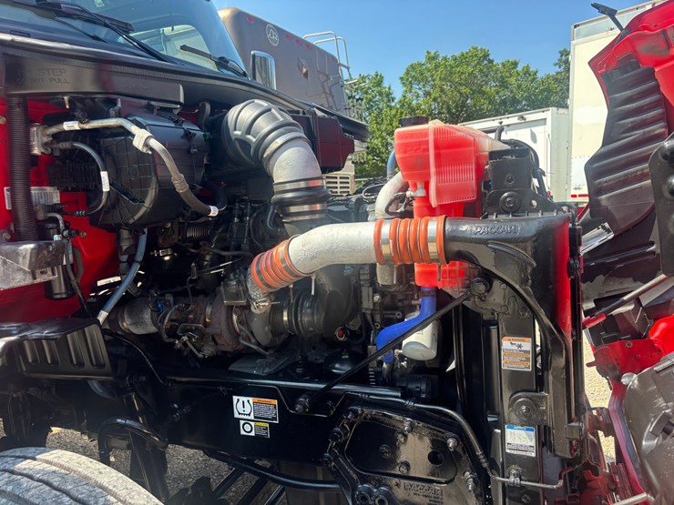 2020-peterbilt-579-image-13