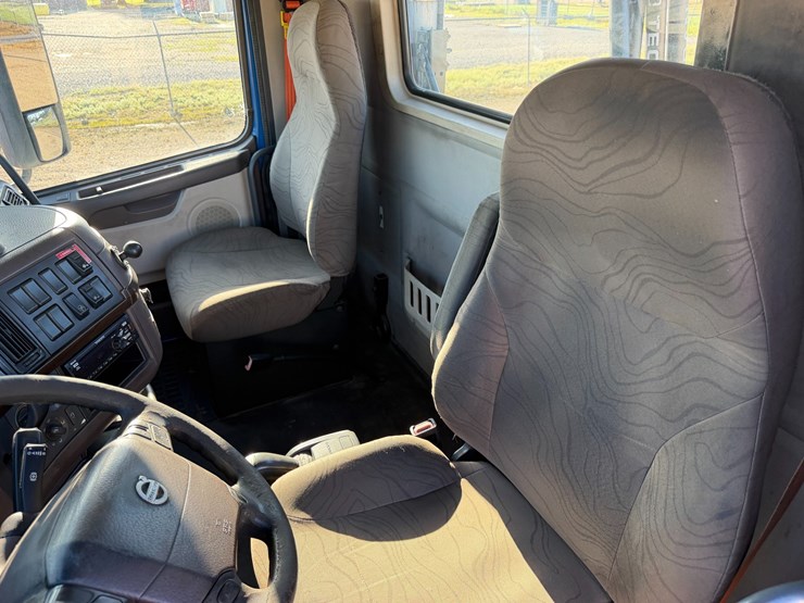 2015-volvo-vnl42t300-image-13