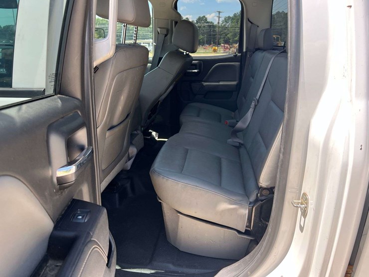 2015-chevrolet-silverado-2500hd-image-15