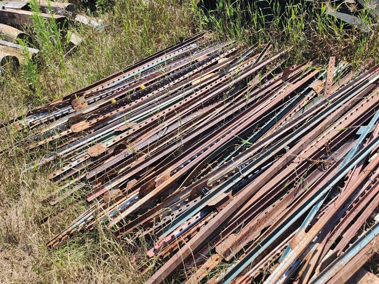 #2829-•-large-pile-of-used-t-posts-image-4