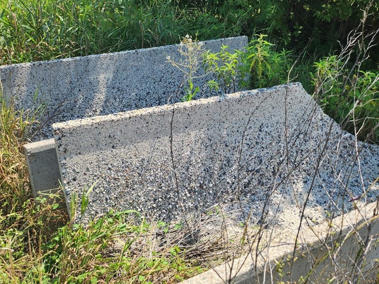 #2821-•-(4)-precast-concrete-feed-bunks-image-5
