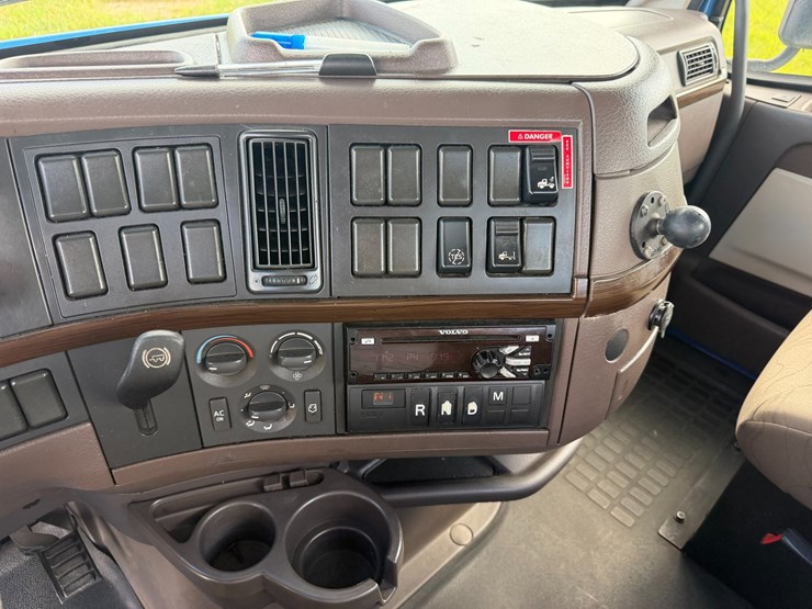 2016-volvo-vnl42t300-image-16