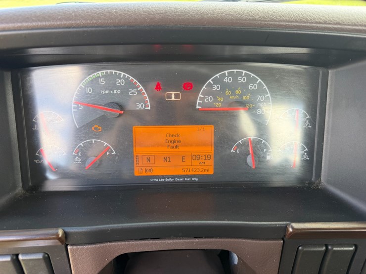2016-volvo-vnl42t300-image-15