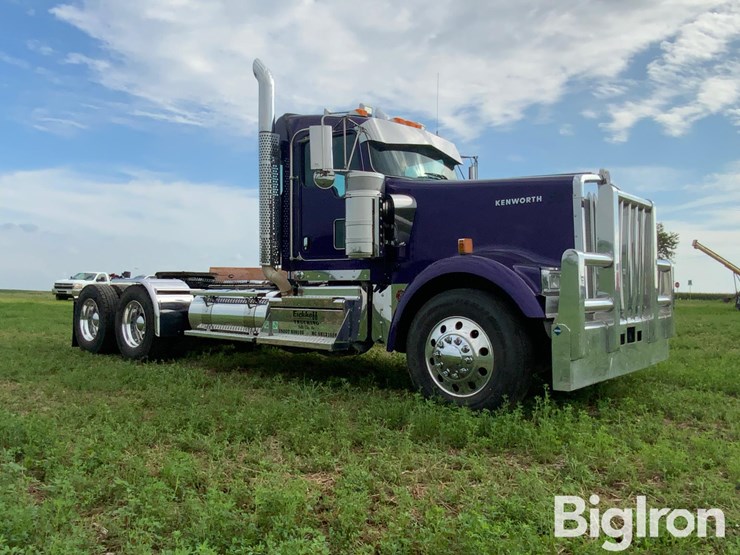 2025-kenworth-w900-image-3