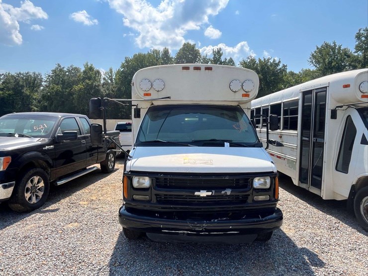 2001-chevrolet-express-bus-image-3