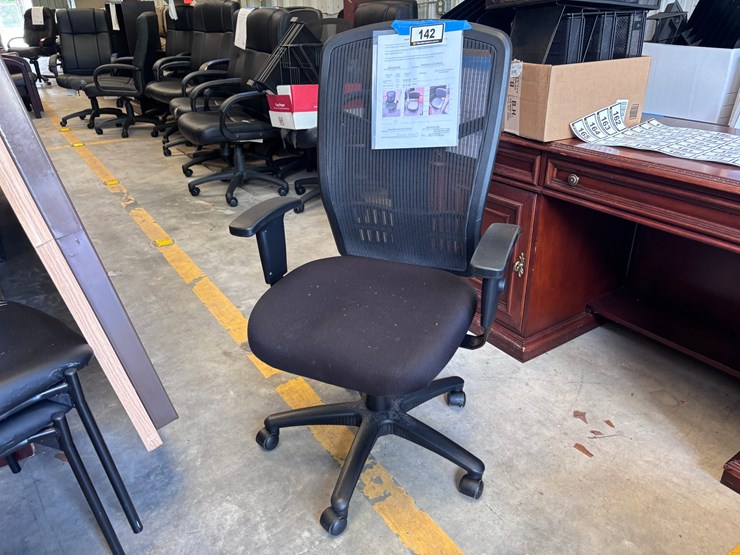 #142-•-(2)-small-guest-chair-+-medium-desk-chair-image-1