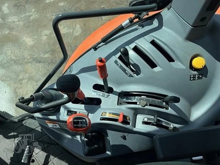 2015-kubota-m5-111d-image-25