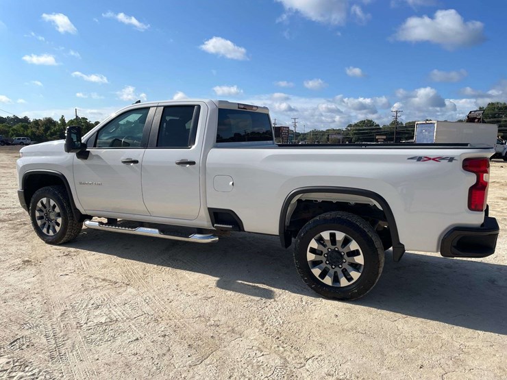 2023chevrolet-silverado-2500-4-door-crew-cab-4x4-pickup-truck-(176,756-miles)-image-2