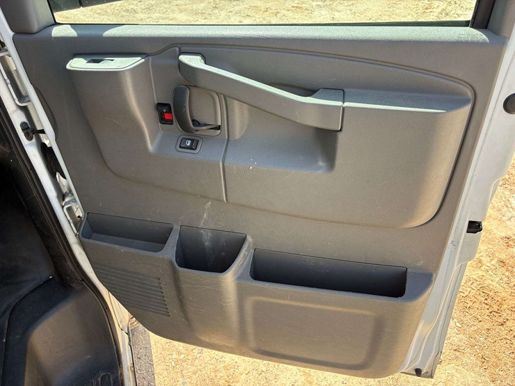 2018-chevrolet-express-2500-image-17