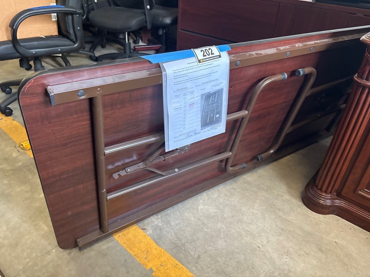 #202-•-folding-table-image-2