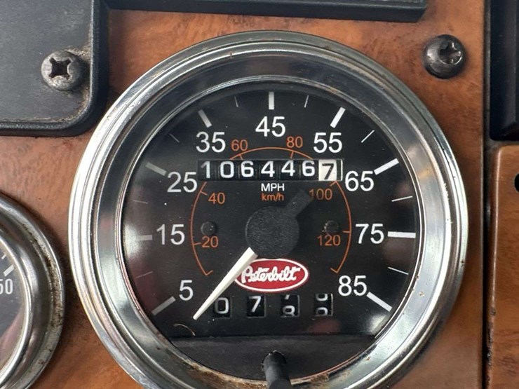 2009-peterbilt-335-image-17