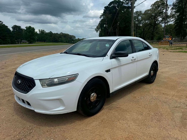 2015-ford-taurus-4-door-sedan-police-(179,713-miles)-image-1