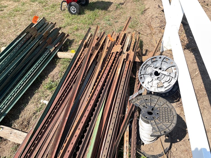 #7966-•-lot-of-assorted-fence-posts-image-11
