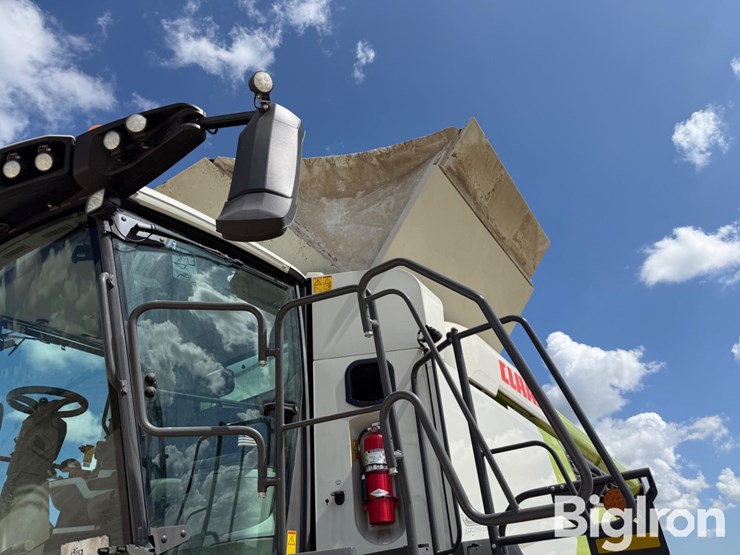 2023-claas-lexion-8700tt-image-11