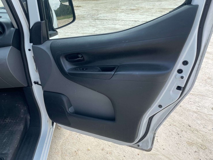 2015-nissan-nv200-image-17