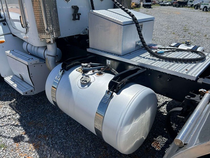 2010-peterbilt-386-image-12
