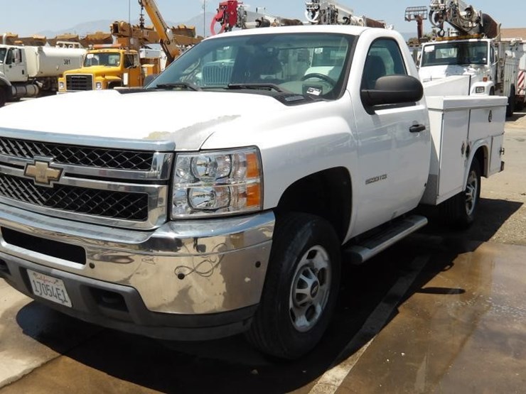 2011-chevrolet-silverado-2500-image-2