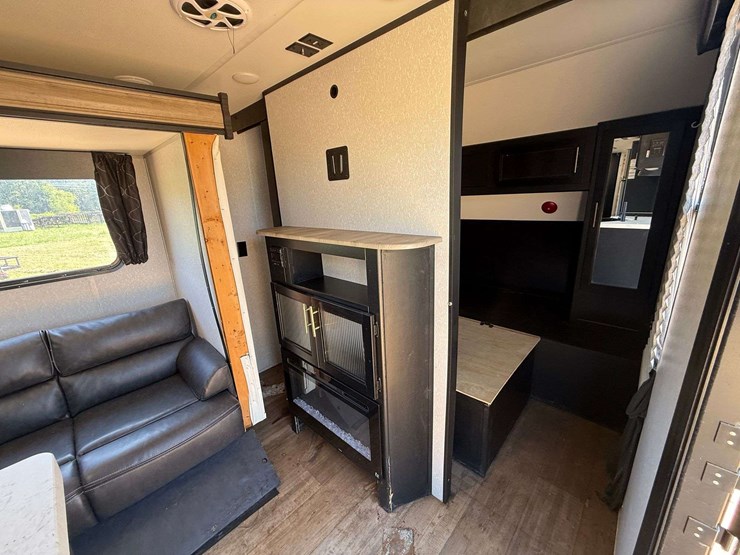 2022-grey-wolf-bumper-pull-camper-image-18