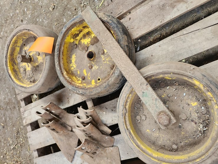 #2818-•-(3)-gauge-wheels-and-(4)-cultivator-sweeps-image-4