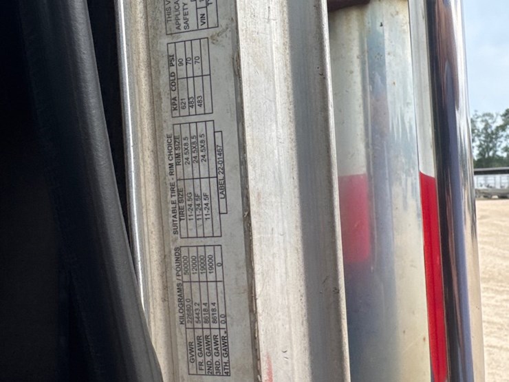 2006-peterbilt-385-image-19