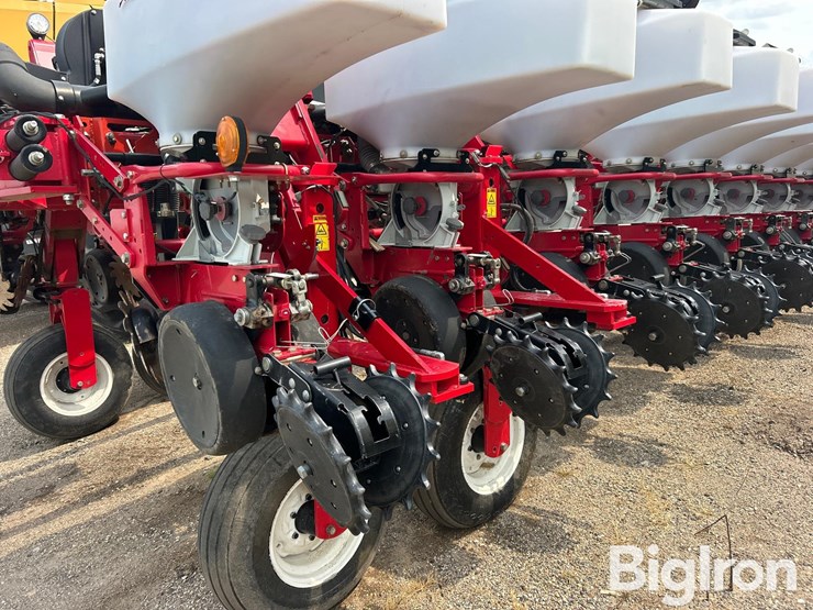 2013-massey-ferguson-8180-16r30-planter-image-16
