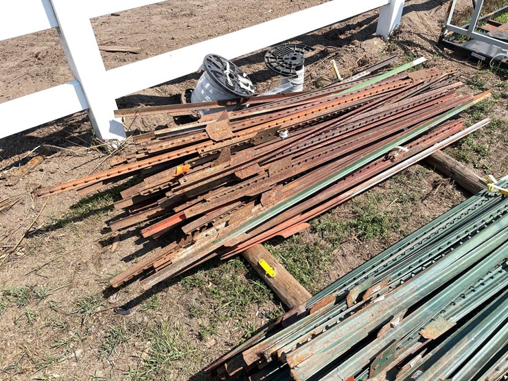 #7966-•-lot-of-assorted-fence-posts-image-2